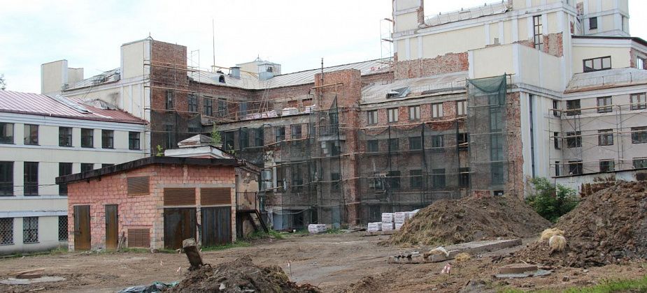 В Серове приостанавливали ремонт фасада ДКМ. У подрядчика не было стройматериалов