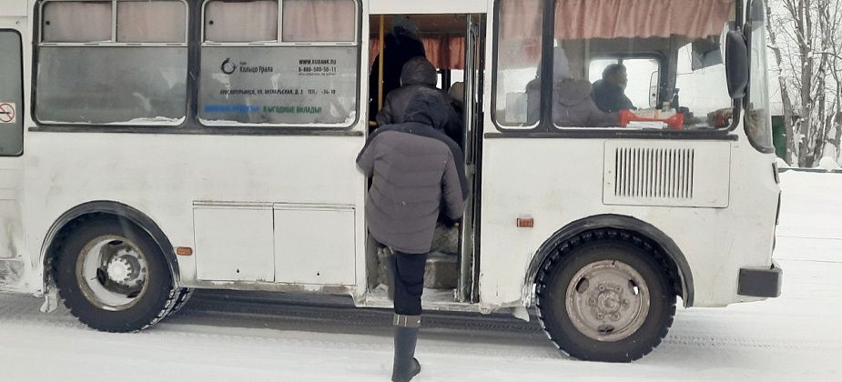 "Нет денег, тогда выходите". Серовчанка возмущена, что в общественном транспорте нет безналичной оплаты