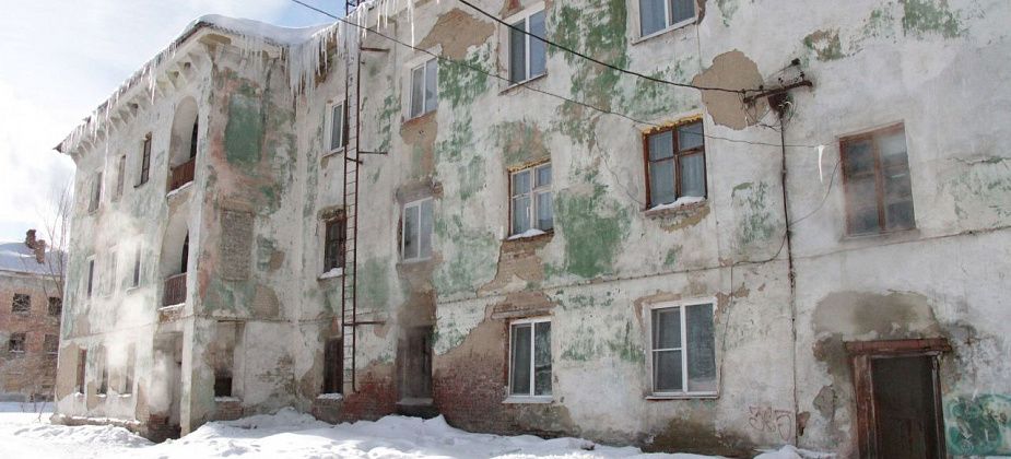 Отсутствие воды, заплаты из велосипедных камер на трубах, затопленный подвал. Как живут серовчане на Пристанционной