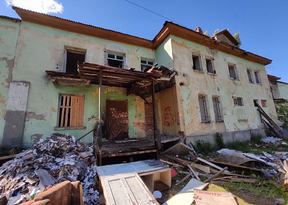 В Серове, в районе Сортировки, сносят здание бывшей коммунальной конторы. Люди переживают - что построят на ее месте?