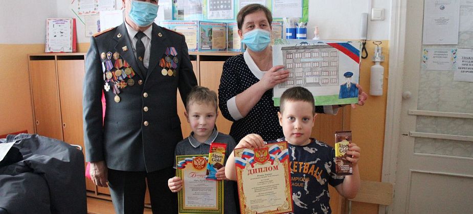 В Серове полицейские наградили юных художников