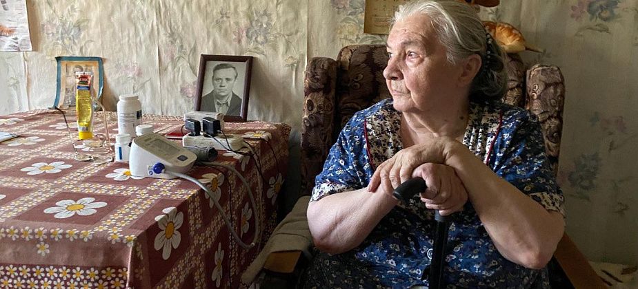В квартире Ромальдины Каменных начался ремонт. "За 2 дня потолок сделаем", - заверила бригада строителей