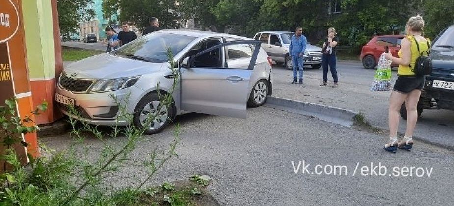 "Успела сделать шаг назад". Продавец хлебного киоска, в который врезалась машина, рассказала о ДТП