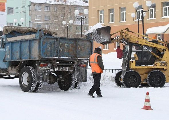 Определились подрядчики, которые займутся уборкой снега перед зданием и с крыши мэрии Серова