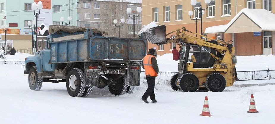 Определились подрядчики, которые займутся уборкой снега перед зданием и с крыши мэрии Серова