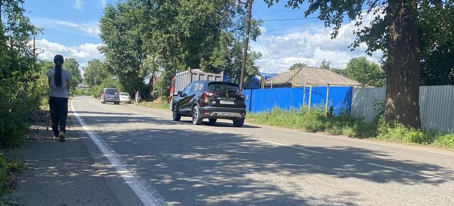 Чтобы попасть домой, в магазин, а детям добраться до школы, приходится идти по оживленной дороге