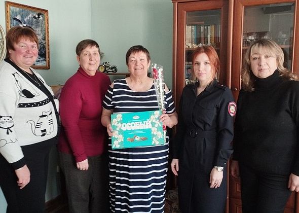 Полиция Серова поздравила женщин-ветеранов МВД и вдов сотрудников с 8 Марта