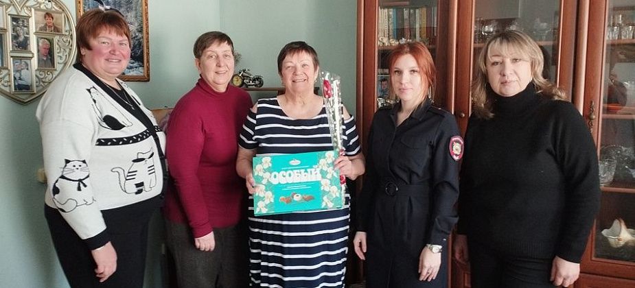 Полиция Серова поздравила женщин-ветеранов МВД и вдов сотрудников с 8 Марта
