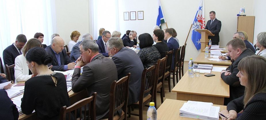 Дума Серова приняла решение наградить замдиректора Центра детского творчества