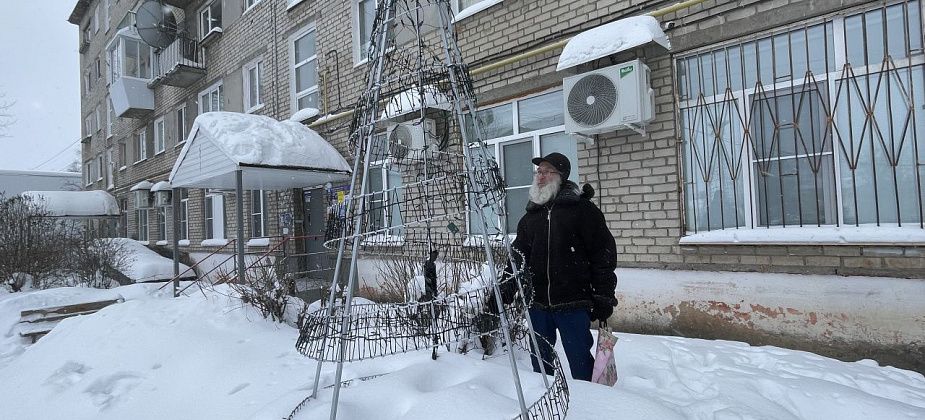 Серовчанин переживает из-за искусственных елей, установленных во дворах. Безопасны ли они?