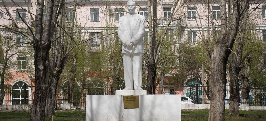 Власти Серова переставят памятник Горькому к одной из школ или к детскому саду?
