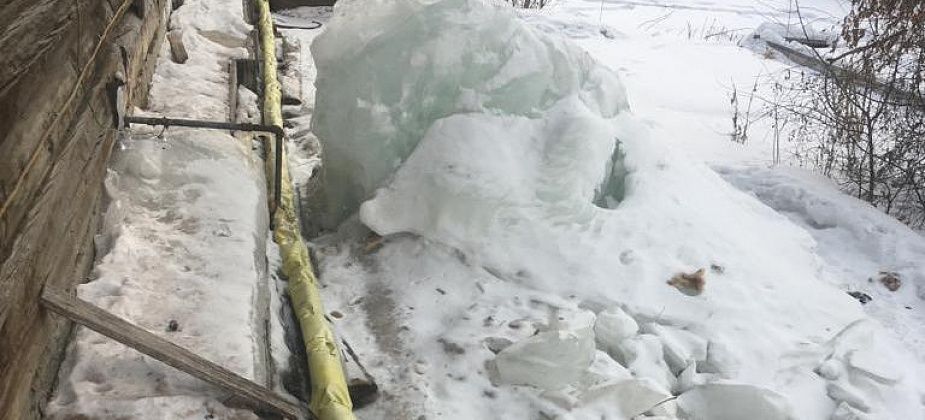 На жалобу серовчан по замерзшему водопроводу отреагировала мэрия города и Следственный комитет России