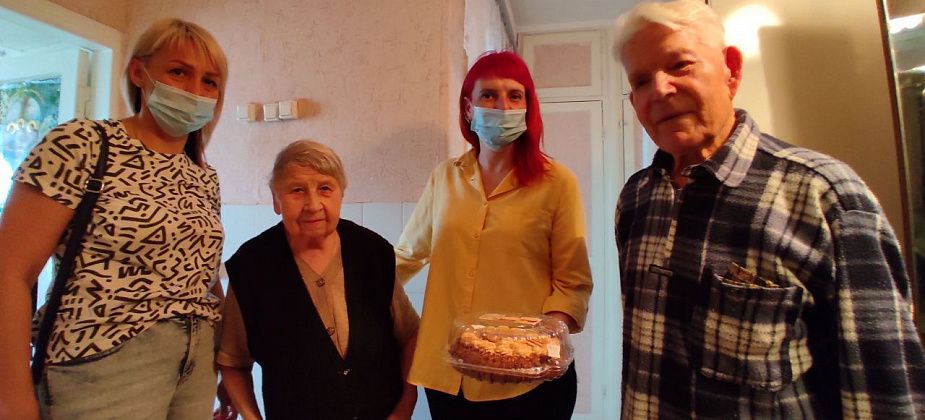 "Глобус" поздравил одного из самых преданных подписчиков с 92-летием 