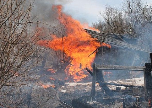 В Свердловской области из-за возгорания сухой растительности сгорели 11 построек за раз