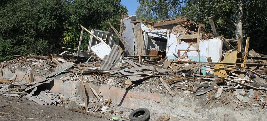 Читатели пожаловались на мусор от снесенного в Серове тубдиспансера