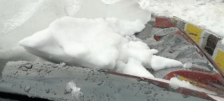 Серовчанка хочет судиться с управляющей компанией из-за схода снега на машину