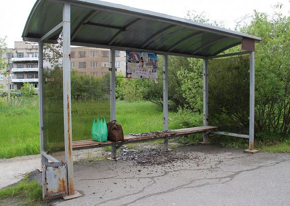 У остановки “Больница” в Серове разбили стеклянную стену