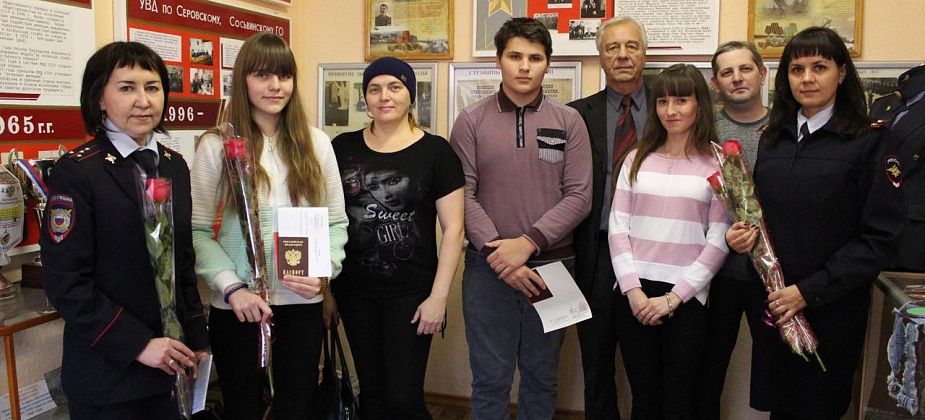 Юным серовчанам вручили паспорта в музее полиции