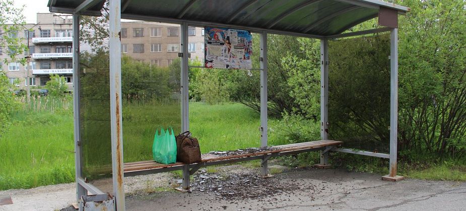 У остановки “Больница” в Серове разбили стеклянную стену