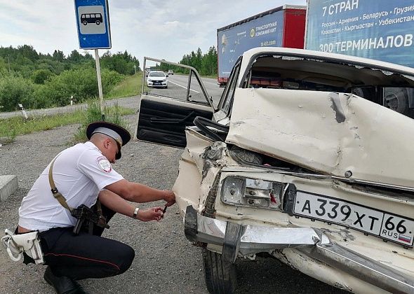 Под Серовом грузовик с прицепом столкнулся с легковушкой. Есть пострадавший