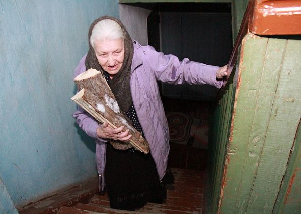 В квартире сосьвинской пенсионерки, которая две зимы таскала дрова на второй этаж, появятся батареи
