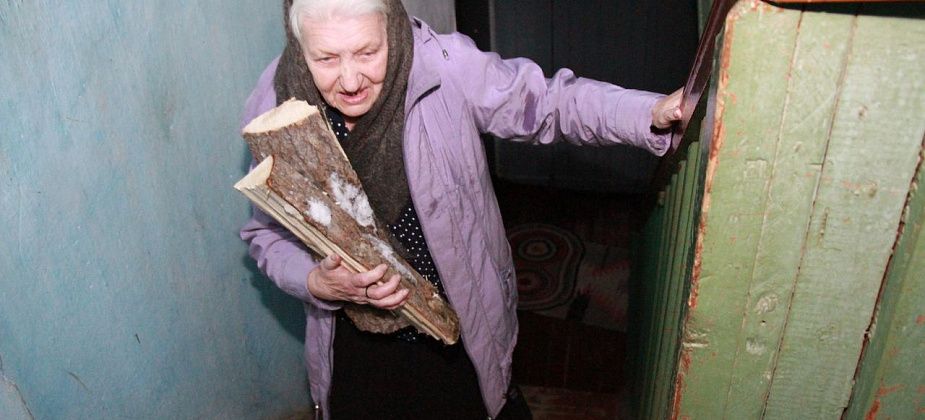 В квартире сосьвинской пенсионерки, которая две зимы таскала дрова на второй этаж, появятся батареи