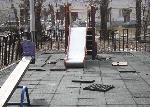 Разрушающуюся детскую площадку планируют переместить из большого двора на Сортировке