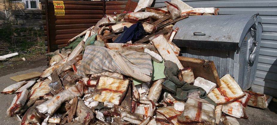 На контейнерную площадку в Серове вывалили... вагонный утеплитель?