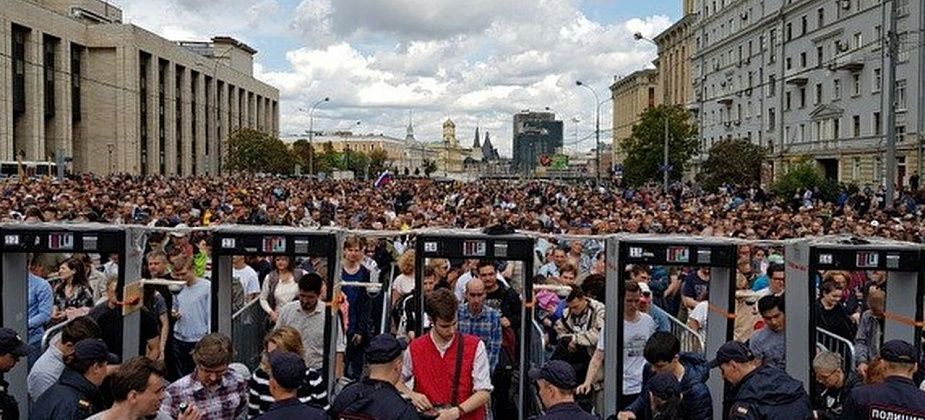 Согласованный митинг оппозиционных кандидатов в Москве собрал больше 20 тысяч человек