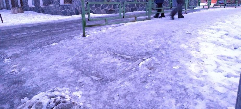 Отводил ребенка в школу... Чуть не переломался! 