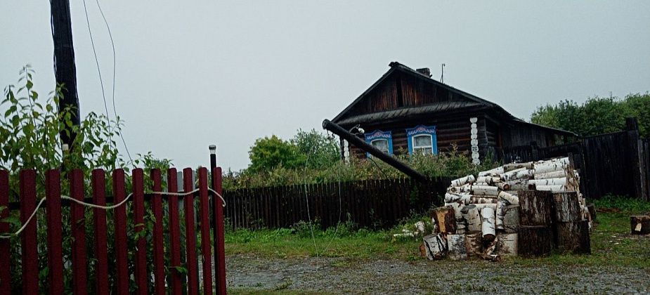 По Серову пронесся сильный ветер. В Филькино из-за ветра рухнул столб 