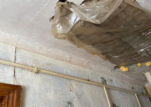 ﻿В Серове суд обязал управляющую компанию сделать ремонт в доме, жители которого боятся обрушения потолка