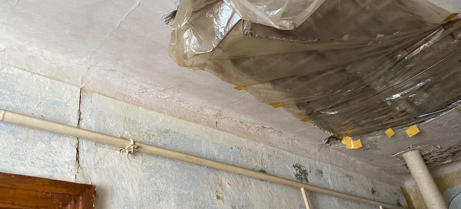 ﻿В Серове суд обязал управляющую компанию сделать ремонт в доме, жители которого боятся обрушения потолка