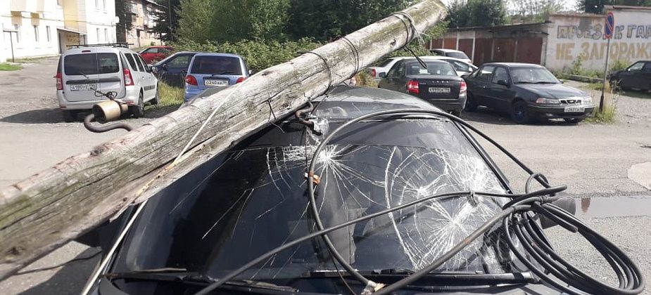 На ВАЗ в Серове упал столб