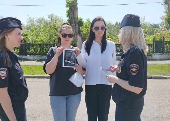 В День России полиция вручила юным серовчанам паспорта, пригласила горожан на службу и предупредила о мошенниках