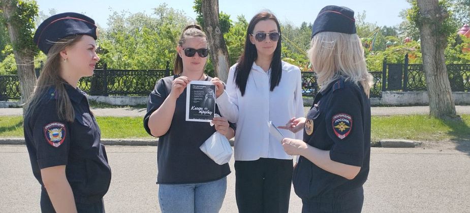 В День России полиция вручила юным серовчанам паспорта, пригласила горожан на службу и предупредила о мошенниках
