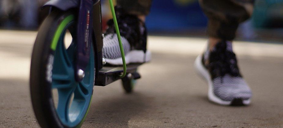 Опасные трюки подростков на самокатах