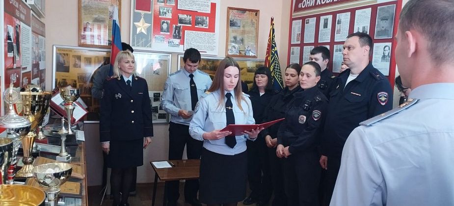 Десять молодых сотрудников полиции Серова приняли присягу