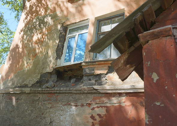 В серовском общежитии отремонтируют разваливающуюся стену