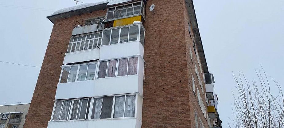 В поселке Энергетиков коммунальщики убрали снежную массу, нависающую над головами прохожих