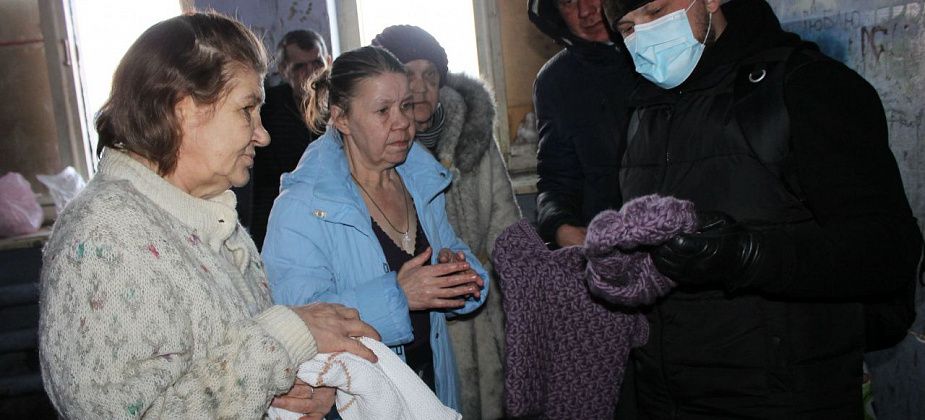 «Люди здесь добрые, отзывчивые, но обиженные судьбой». Серовская епархия накормила и одела нуждающихся