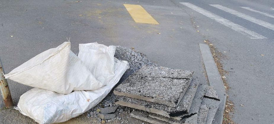 В Серове у пешеходных переходов укладывают тактильную плитку