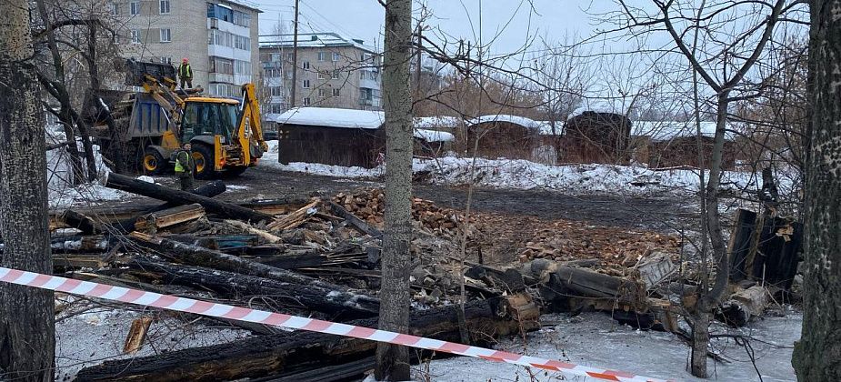 В Серове снесли деревянную двухэтажку на улице Каляева, признанную аварийной 9 лет назад