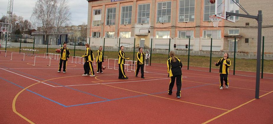 В Серове торжественно открыли спортивно-игровую площадку