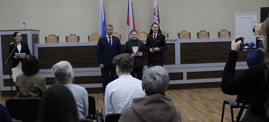 В День Конституции России юным серовчанам торжественно вручили паспорта 