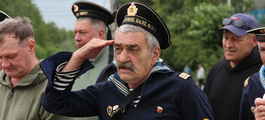 Митингом, шествием и концертом серовские моряки отметили День ВМФ