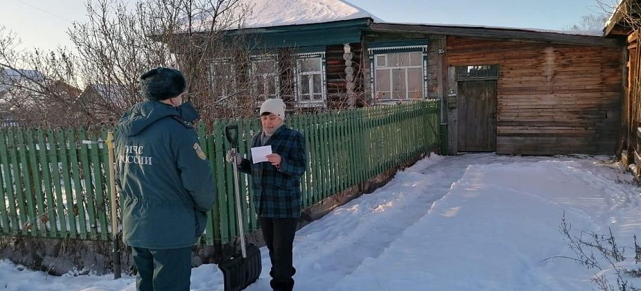 Спасатели напоминают серовчанам о необходимости соблюдения правил пожарной безопасности