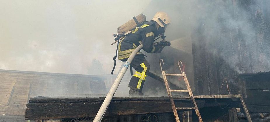 В Серове произошел третий за неделю пожар. Горела кровля деревянного дома