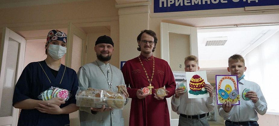 В Серове пациентам больницы раздали пряники и пасхальные открытки