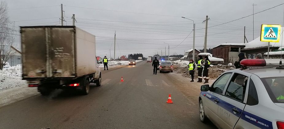 В Серове на пешеходном переходе сбили девушку-подростка: "Через некоторое время приехали рабочие и стали убирать кучи снега с обочины дороги"...